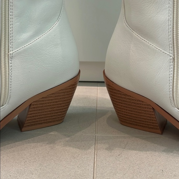 New White Leather Western-Style Women's Boots - Picture 8 of 15